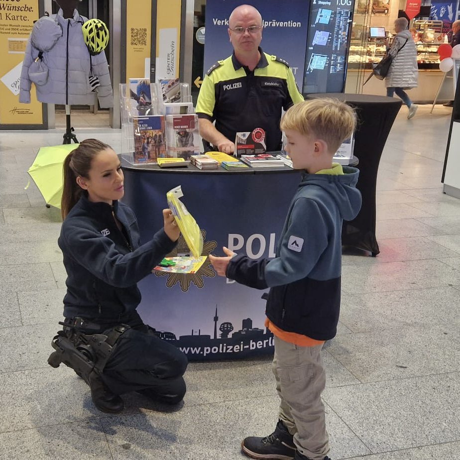 PolizeiBerlin_P's tweet image. Dunkle Jahreszeit 🤝 unsere Präventionsteams vom #A11 und #A12. 

Bis 14 Uhr sind unsere Profis in den Hallen am Borsigturm für Sie im Einsatz. 
Im Fokus: 
💡richtige Kleidung in der Dunkelheit 💡
^tsm