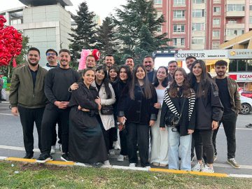 Cumhuriyetimizin 102. yılında, gençliğimizin gücüyle yeniden umut tazeliyoruz.

Adaletin, eşitliğin ve özgürlüğün hüküm sürdüğü aydınlık yarınlara inançla yürüyoruz!