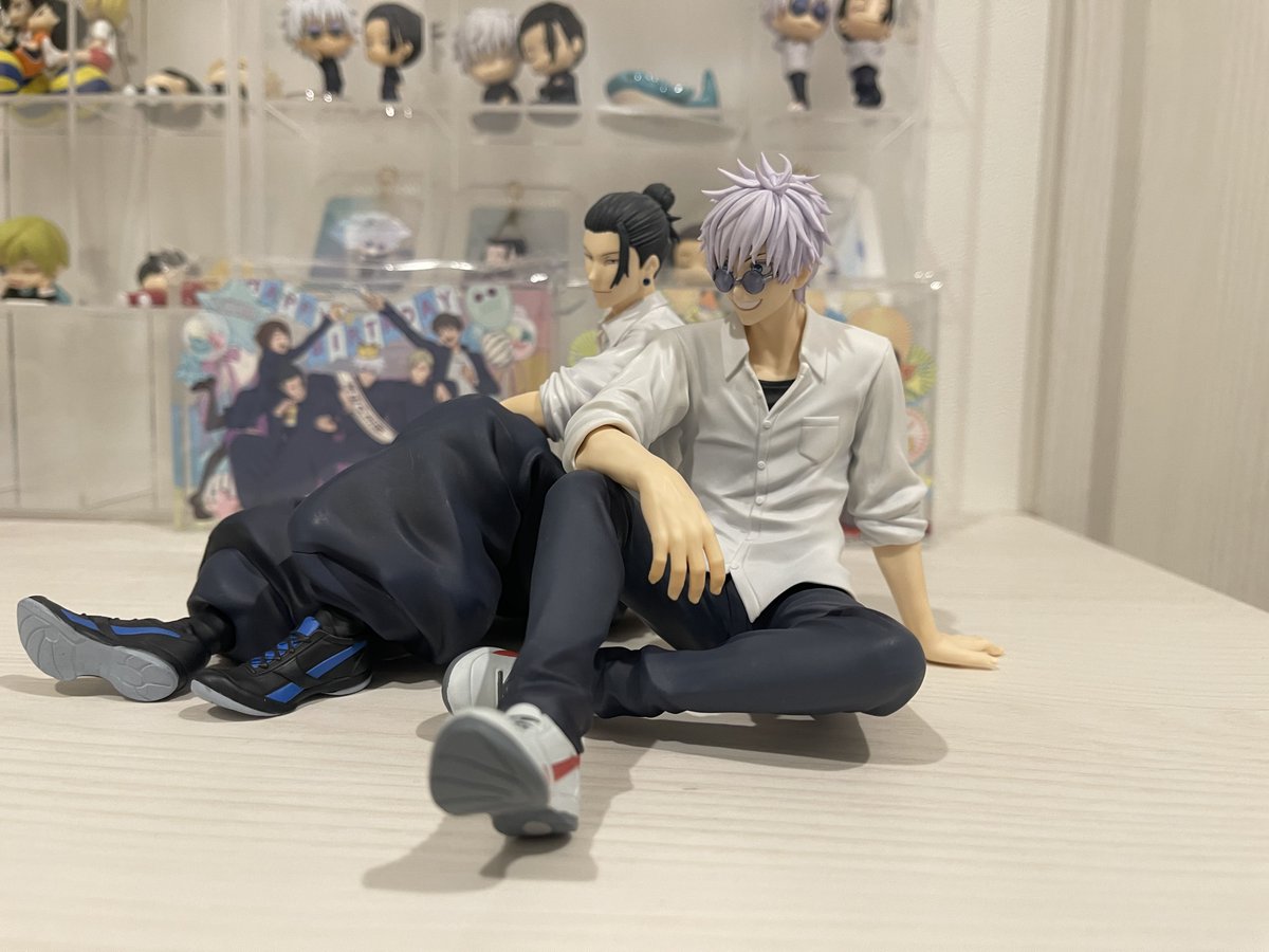 すぐるが隣に座るとちゃんと座れる(右踵＆左手が床に着く)！！
ニコイチフィギュアだった……🤦‍♀️🤍🖤