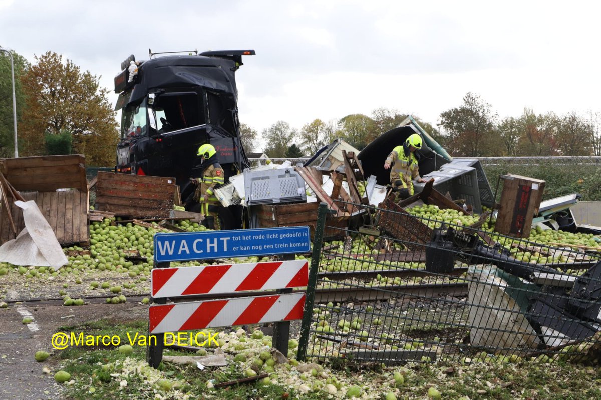 Trein botst op vrachtwagen bij spoorwegovergang Meteren