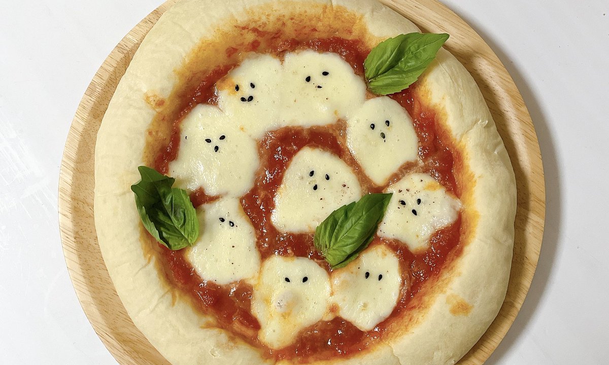 ハロウィン前夜祭、
ピザを焼いてコークハイ