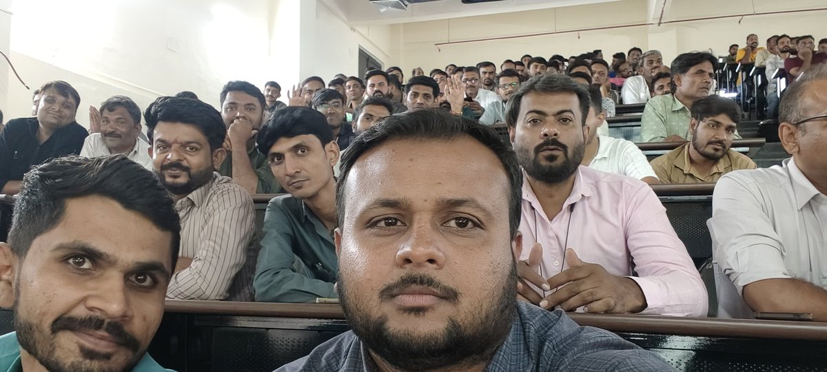 HwcBantiya's tweet photo. આજ રોજ આરોગ્ય શાખા જિલ્લા પંચાયત જૂનાગઢ ખાતે * ગીરનાર પરિક્રમા આયોજન ૨૦૨૫ *  અંતર્ગત આરોગ્ય સ્ટાફ મિટિંગ નુ આયોજન કરવામાં આવ્યું અને ઇમરજન્સી સેવાઓ વિશે માહિતી આપવામાં આવ્યું અને જરૂરી માર્ગદર્શન આપવામાં આવ્યું.#GirnarParikrama https://t.co/p7UJYQYXCf