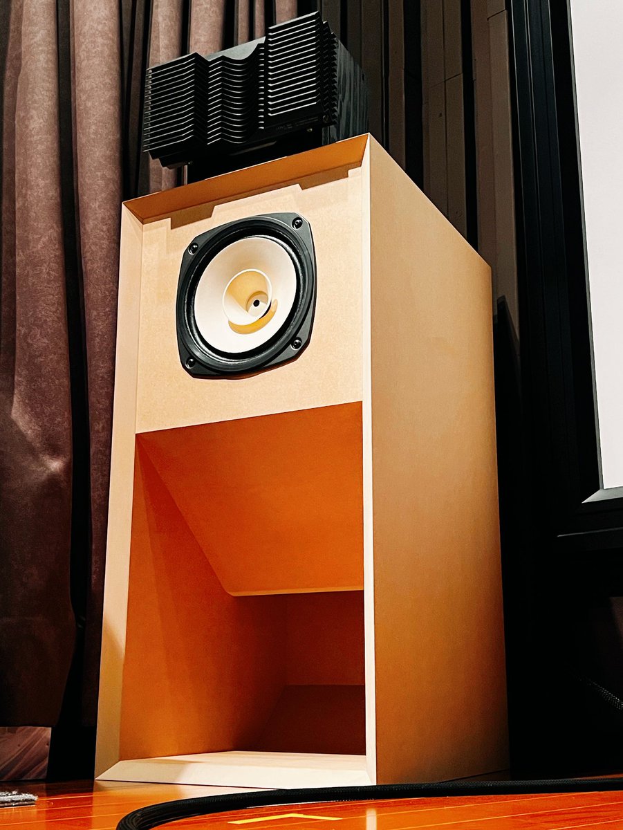 ホームスタジオのメインポジションにFostex FE206NV2 のバックロードホーンを設置。
音響レンズ付きシステムを上に載せて、擬似（なんちゃってとも言う）ジャズ喫茶風サウンド。
ホーンツィーターの追加で高域が整えばさらに良くなりそう。