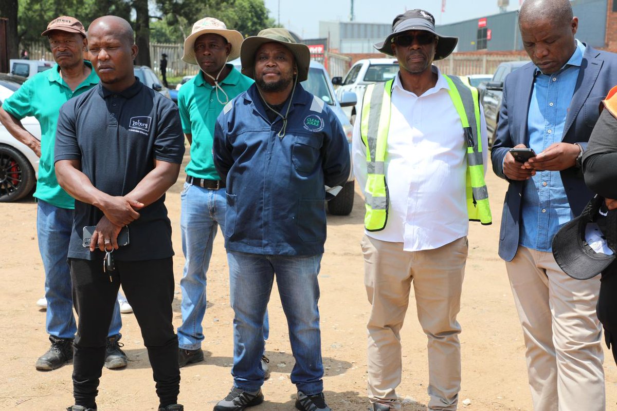 TheeEwanBotha's tweet image. Partnerships that deliver!

This was a joint operation led by @GPEnvironment, in partnership with:
👮‍♂️ Douglasdale @SAPoliceService
🏙️ @CityofJoburgZA
🧯 @JoburgMPD , @CleanerJoburg amongst others.

Stronger together for a cleaner Gauteng. 💪
#TeamGauteng #PromisesInAction
