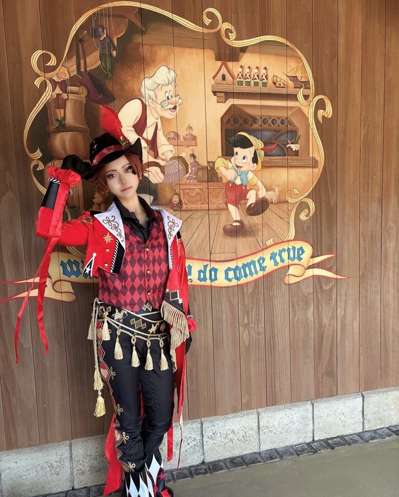 ※Cosplay  

♥️     赤い羽根一緒なんだよね、どう？似合ってる？

📷:モケちゃん