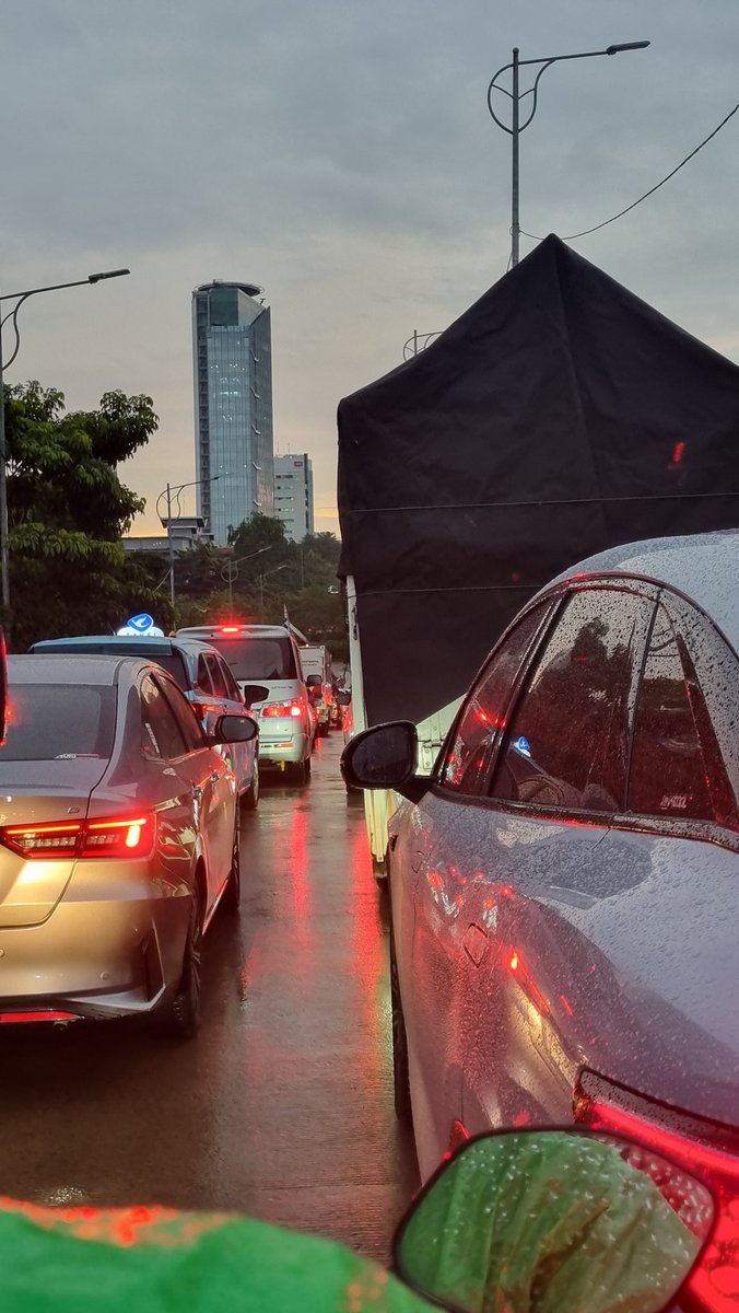 seeonly_you's tweet photo. Allah bersama para pejuang jalan TB Simatupang jam pulang kantor pasca badai 🫂 https://t.co/dRdJpUx7Du