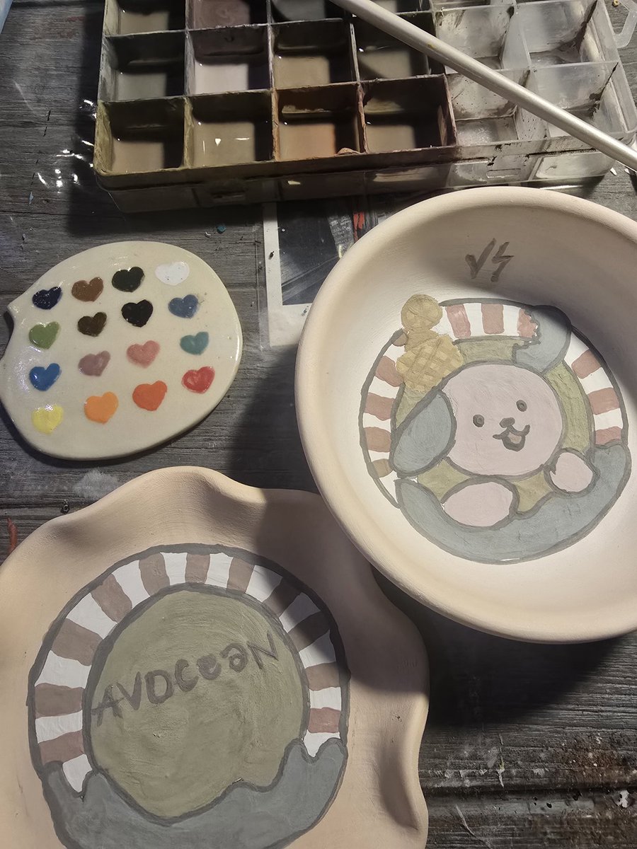 fonNahahaj's tweet photo. วันนี้อุนยายทำเต็มที่เลยคับ🐶🥑🛟 รอเผาเสร็จแล้วมาดูกั๊นน 🥰💜💜💜
#Avocean #ceramicpainting
#HuatakheMarKet #craftwork #handmade https://t.co/fwTzqPLJ7N