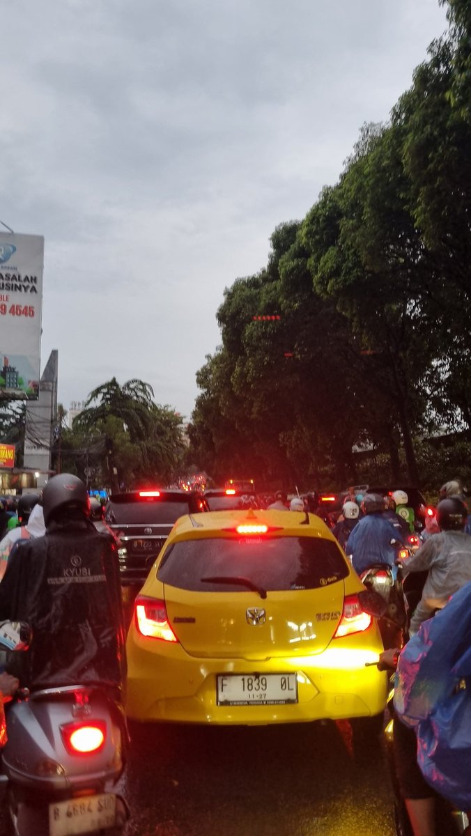 seeonly_you's tweet photo. Allah bersama para pejuang jalan TB Simatupang jam pulang kantor pasca badai 🫂 https://t.co/dRdJpUx7Du