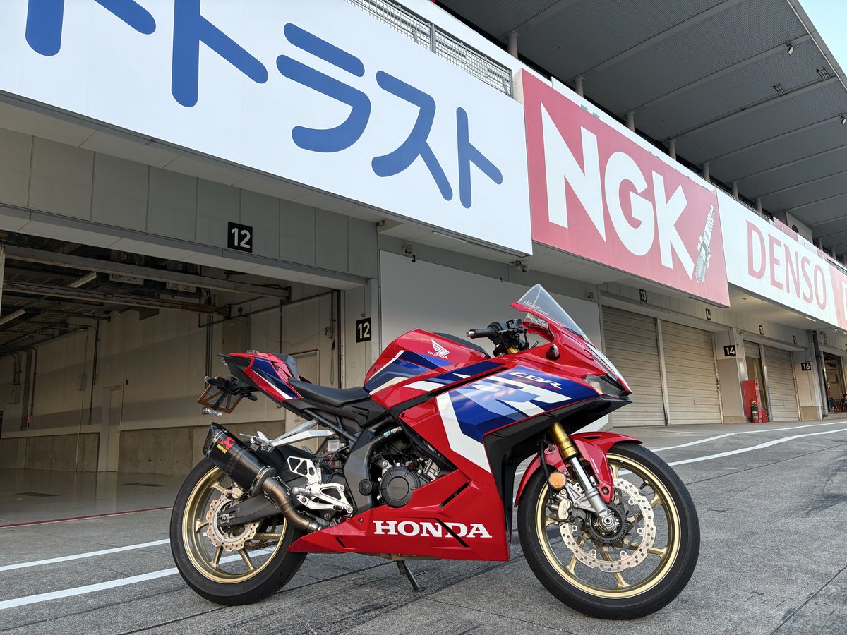 今年のバトラックス走行会は４回参加できました
まだまだですが、少しずつ成長を感じられるようになってきてますますバイクが好きになりました

来年もよろしくお願いします
#CBR250RR
#MC51
#BATTLAX走行会