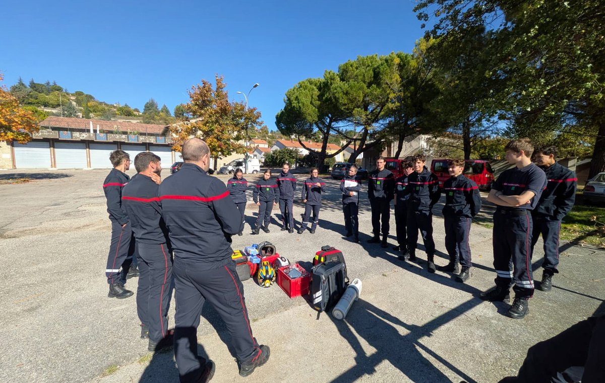 sdis84's tweet image. 15 jeunes sapeurs-pompiers (JSP4) issus des sections #JSP d'Apt, Carpentras et l'Isle-sur-la-Sorgue en #formation Secours et Soins d'Urgence Aux Personnes #SUAP cette semaine à la caserne des pompiers d'Apt.

#GestesQuiSauvent #PLS #JeunesseEngagée #VacancesActives @udsp84