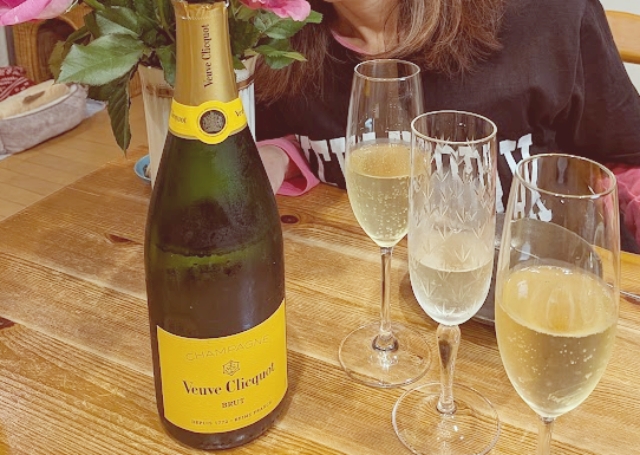 lurefishing's tweet photo. ヴーヴ・クリコ
10年ぶりくらいに飲んだ。お値段当時4000円���ら現在8000円。また10年後かな。その頃は16000円になってるんかな(苦笑) https://t.co/nu87mDOT0W