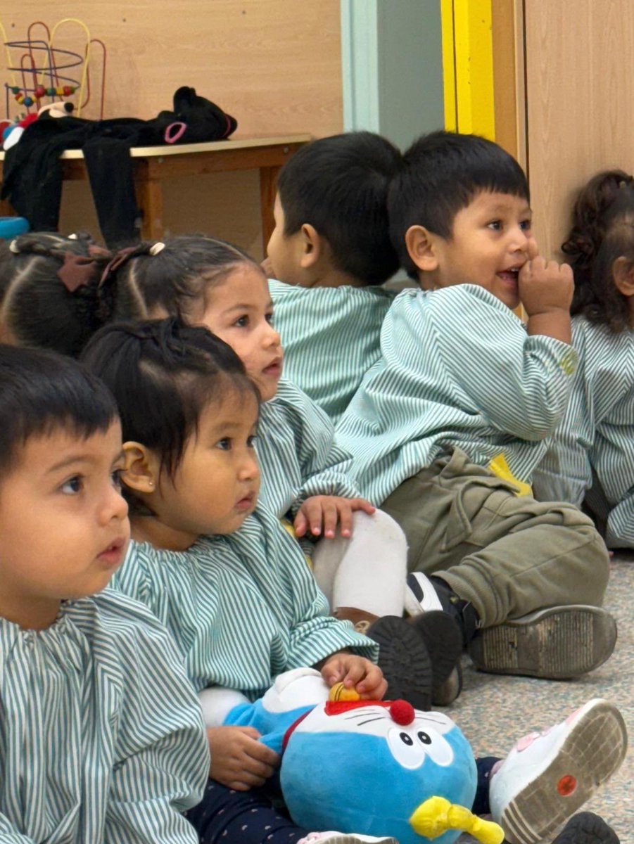 📚✨ Quina visita tan especial!
El Carlos, ha vingut a la llar d’infants per explicar-nos un conte molt bonic. 💬

A través d’aquesta activitat, els més petits han pogut reconèixer i anomenar objectes del seu entorn proper, tot fomentant el llenguatge.