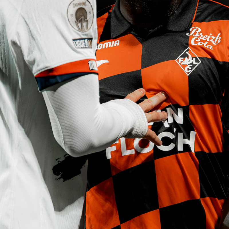 FCLorient's tweet photo. De la solidarité et du caractère 👊 

Nos Merlus ont livré hier soir une belle prestation collective face au leader parisien.

Retour sur cette soirée au stade du Moustoir 🏠🧡