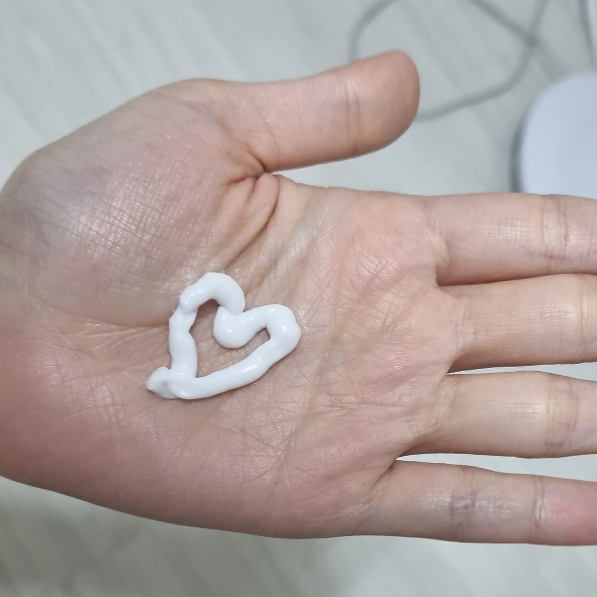 핸드크림 기분 좋게 바른 법이라고 손에 짜더니 이러고 보여줬다
귀엽다..