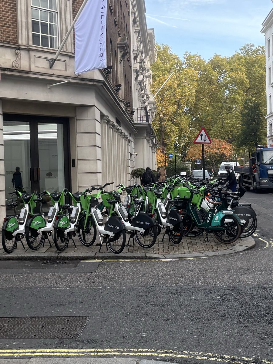 Hate how inconsiderate <a href="/limebike/">Lime</a> are when deploying their bikes in London 😤