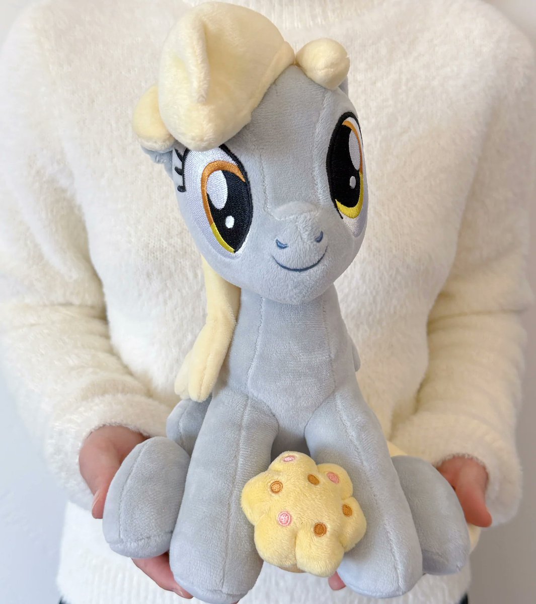 New Derpy Hooves sitting plushie revealed from Symbiote Studios! Check her out: 

equestriadaily.com/2025/10/new-si…