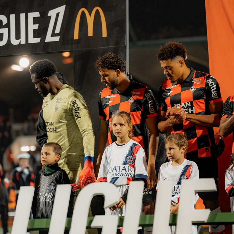 FCLorient's tweet photo. De la solidarité et du caractère 👊 

Nos Merlus ont livré hier soir une belle prestation collective face au leader parisien.

Retour sur cette soirée au stade du Moustoir 🏠🧡
