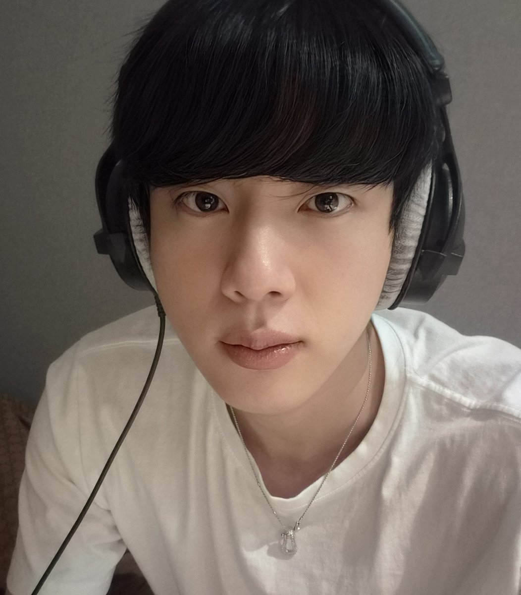 님들 우리 석진이한테 무조건 칭찬과 응원만 해주세요 고작 몇 주만에 스타디움 공연 열어주고 휀걸들 위해 아미존도 열어주고 듣고 싶은 곡 있냐며 셋리도 바꿔주고 오래된 노래도 불러준다하고 더 가까이 간다고 하고 솔직히 현실적으로 어려웠던 거 다 아시잖아요 근데 그걸 해냄
무조건 박수쳐🐹