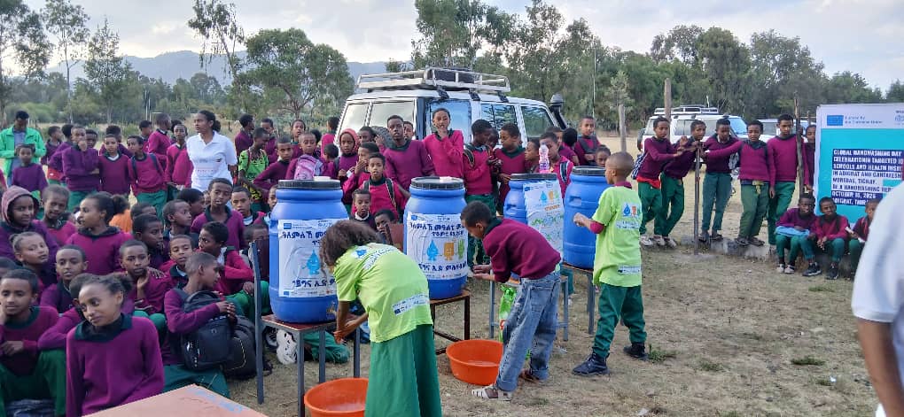 IOMEthiopia's tweet image. 🧼Promoting clean hands, healthy futures! IOM teamed up with schools &amp;amp; health offices in #Tigray to teach students from displaced and host communities the power of handwashing with soap.

“Be a #Handwashing Hero!” ጀግና ምሕፃብ ኢድ ኩን！

🙏🏾@EU_Partnerships 🇪🇺 for the support