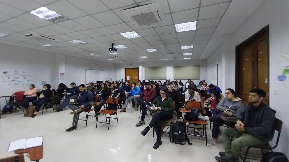 maurimaluff's tweet image. Lindo conversatorio tuvimos ayer en la @FacsoUna sobre movimientos sociales emergentes en Paraguay. Yo hablé de @opama_py y la emergencia de movimientos sociales urbanos. Gracias a los profes Rodolfo Florentín, Sara López, y @EnriqueConH por la invitación!