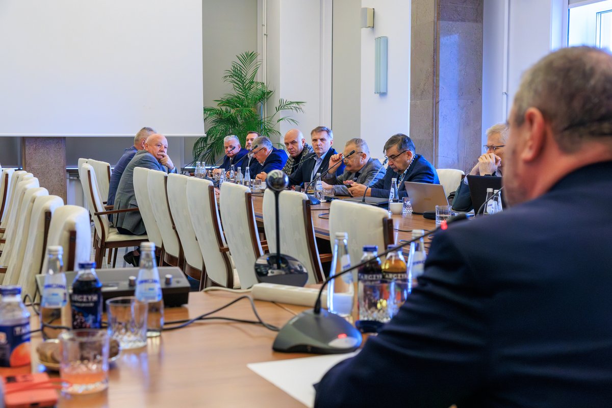 🚛 Spotkanie w resorcie infrastruktury z branżą transportową

Wiceminister <a href="/Stan_Bukowiec/">Stanisław Bukowiec</a> spotkał się z przedstawicielami organizacji zrzeszających przewoźników drogowych z całego kraju. Rozmowy dotyczyły szeregu wyzwań stojących obecnie przed sektorem transportu. Poruszono m.