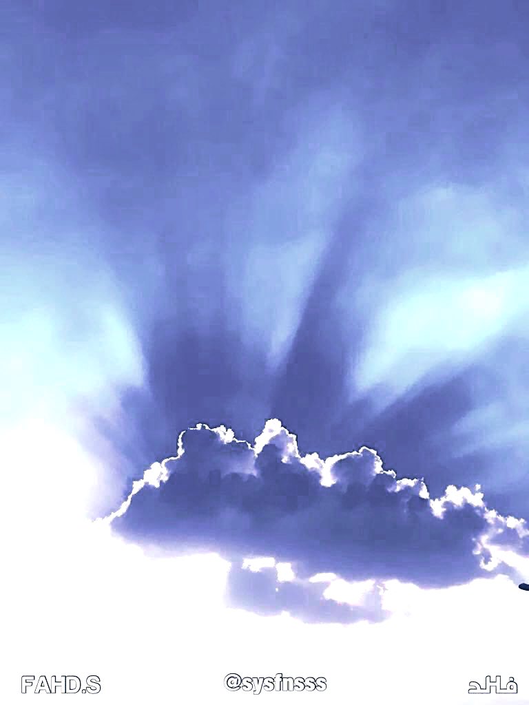 لا تقاربت تعرف بعض القلوب الطيبه
بعالم الارواح متوالفه قبل الزمن كان
تلقى بهاالود بغيرسبب وتلقاهاقريبه
وتصرف مشاعر الحب والود باحسان
ماتبخل
بشي لروح تودها ان زعلت بزعلهاحبيبه
كن العتاب بوقته ندى  ورد وزهرالوان
واذا الزمن جـار بوقته والطـاري غيـبه
لابد
تلقى حس من جميل الروح واشجان