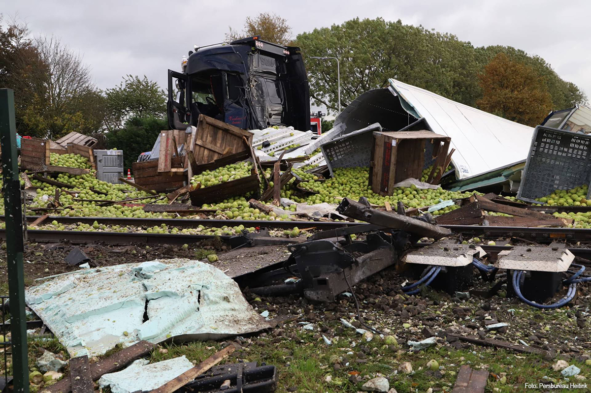 Trein ramt vrachtwagen in Meteren