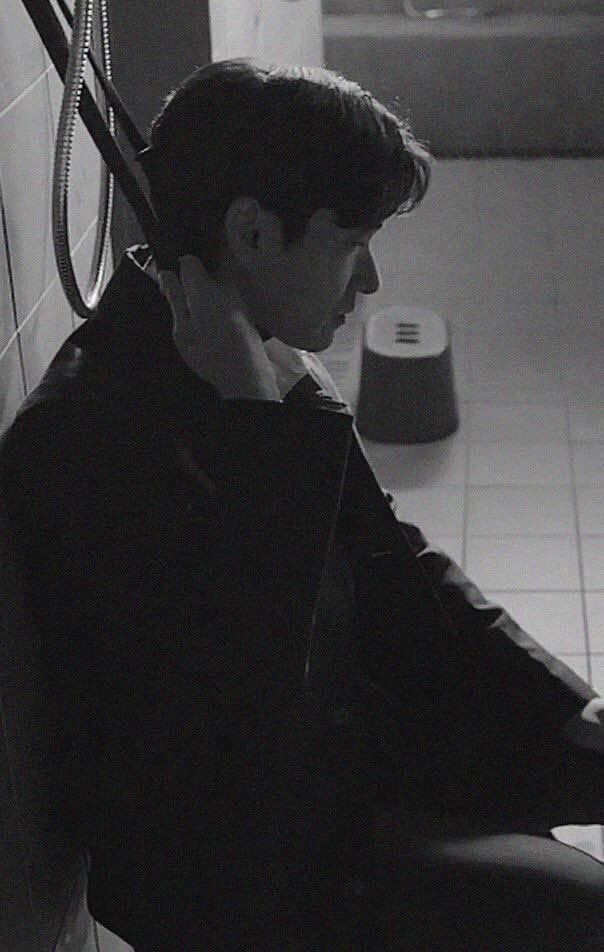 저 성인인데 이거 너무 야해서 엄마한테 봐도 되냐고 물어보고 올게요…..