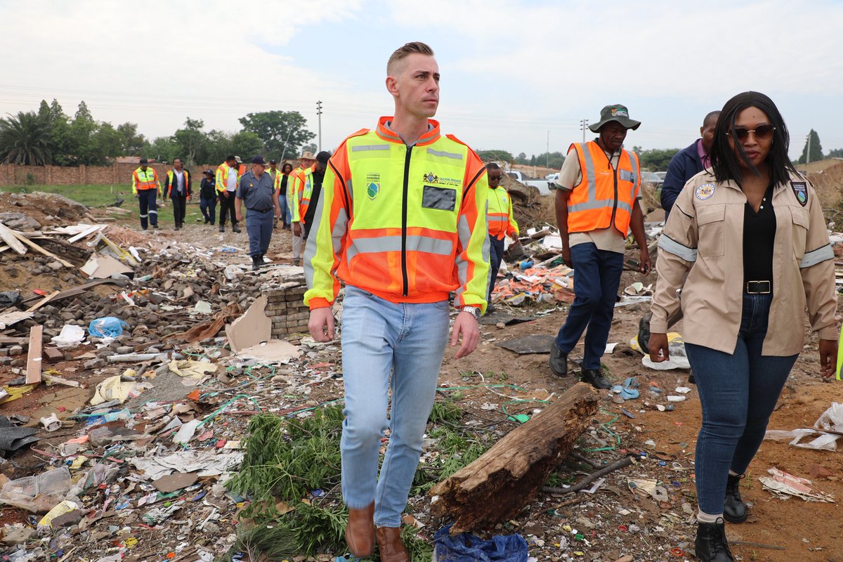 GPEnvironment's tweet image. Community driven Residents of Kya Sands reached out to MEC Botha via social media and email and he listened to their concerns about air pollution, illegal burning &amp;amp; illegal dumping, sparked today’s decisive operation.
#PromisesInAction #CommunityVoice #CleanAir