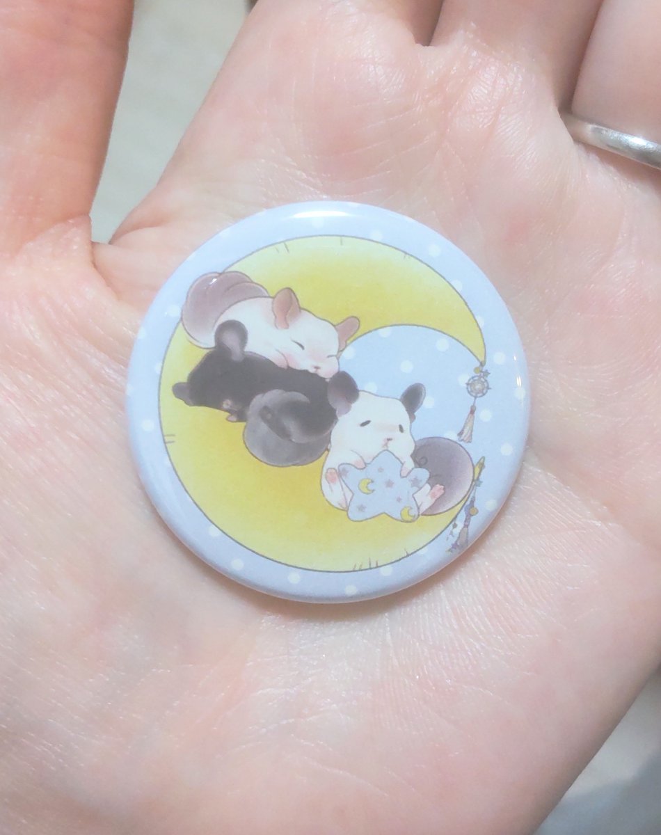 缶バッチがきました😊
綺麗な仕上がりで良かったー✨
サイズは38ミリです。
大丈夫だったのでモルちゃん柄も注文しよう～💡
数はどのくらい用意すればいーかなー🤔
こちらと最近の試作投稿はちぇるフェスさん用です😊
#ちぇるフェス