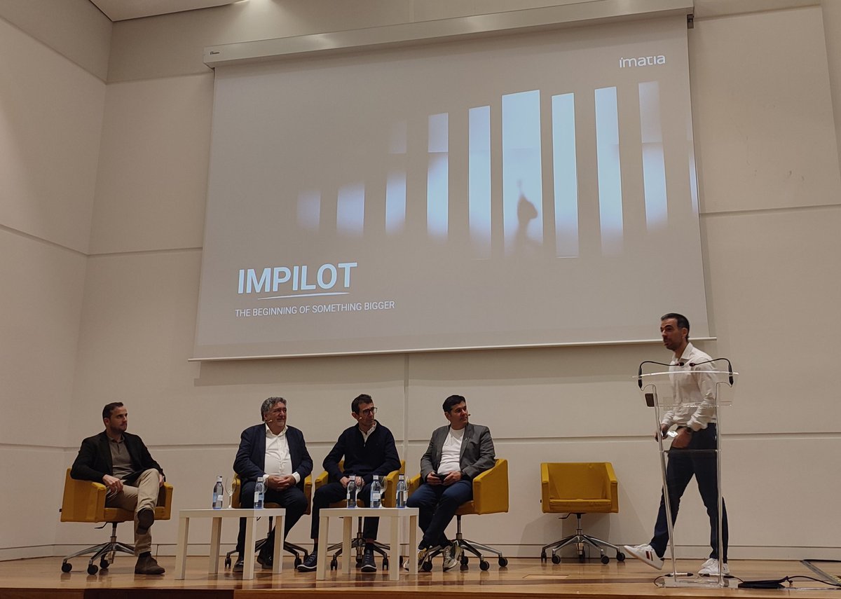 Arrancamos el bloque de mesas temáticas hablando de la #IA en la #administración y #serviciossociales.

Contamos con Roberto González de <a href="/DomusVi_Es/">DomusVi</a>, Martín Amado de <a href="/amtega/">Axencia para Modernización Tecnolóxica de Galicia</a> y Juan Carlos Rodríguez de <a href="/AfagaVigo/">AFAGA Alzheimer</a>.

Modera Iván Franco y presenta Iván del Río, de <a href="/imatiainnova/">Imatia</a>.