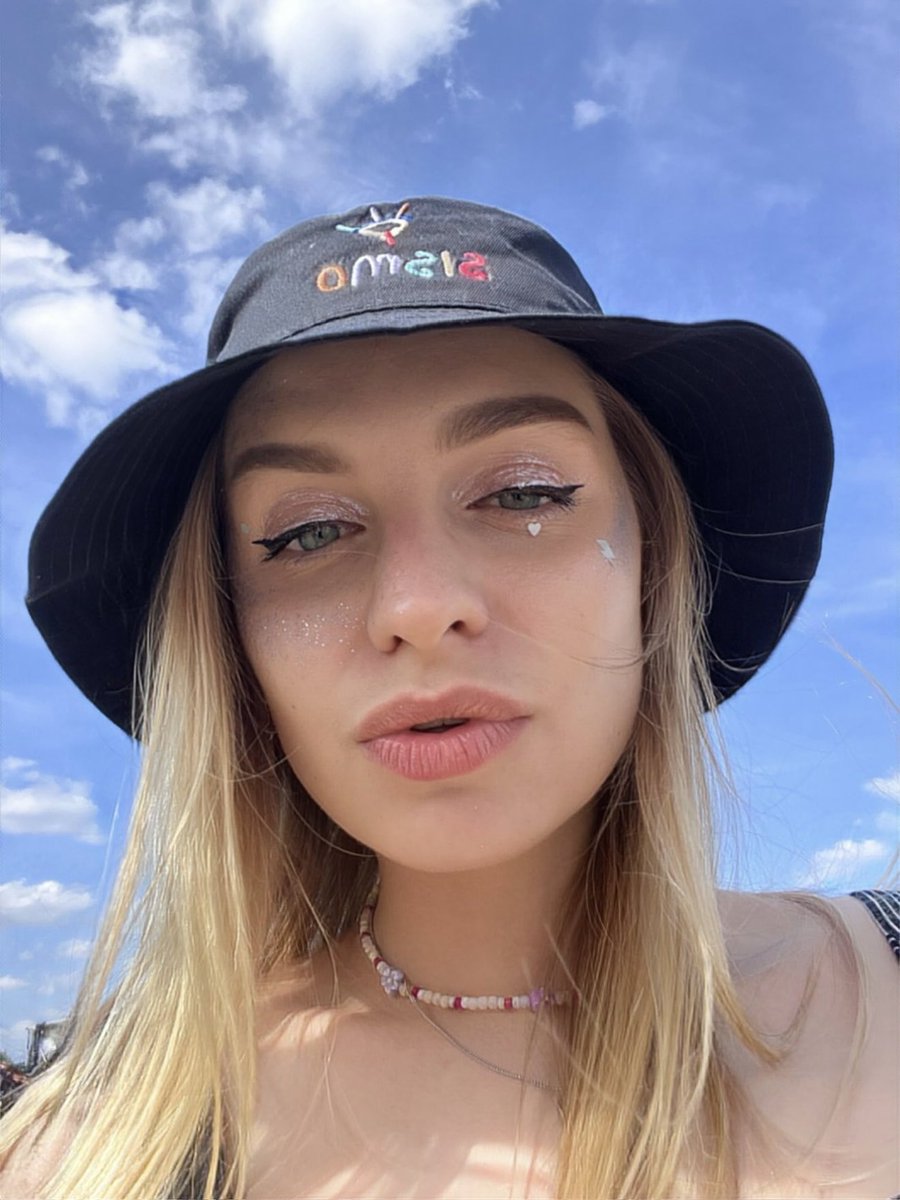 web3_Anna's tweet image. baddies do we look alike?