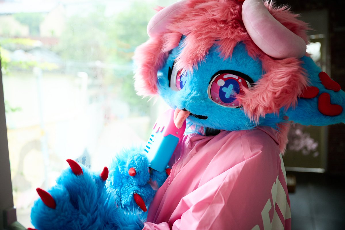 #Fursuit #FursuitEveryday #Humnya #카프리
📸 <a href="/_f0x15/">산여우 AcidF0x</a> 
 아이스크림 이게 마지막인데... 사러나가자 응?