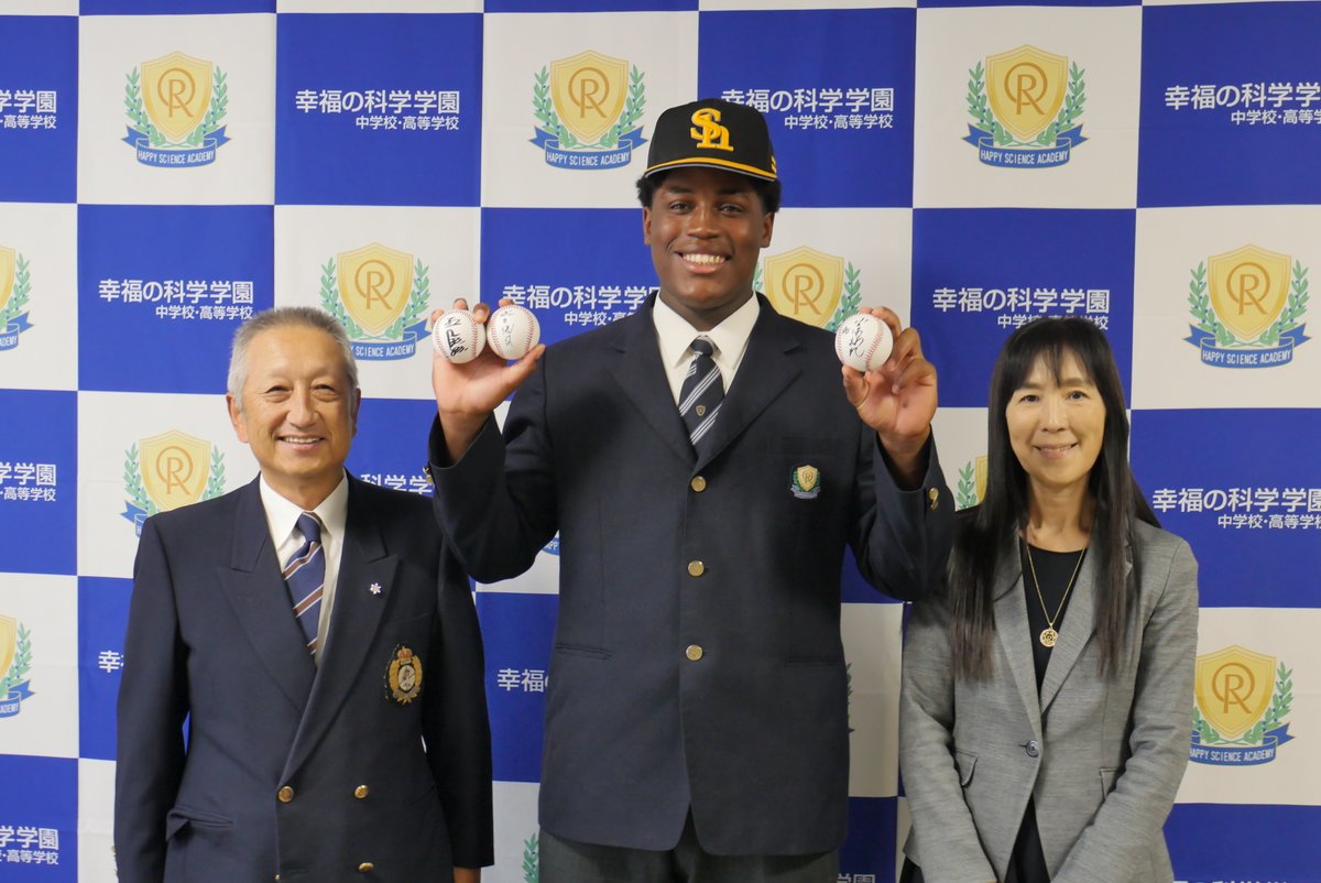 HSA_nasu777's tweet photo. 去る10/23(木)プロ野球ドラフト会議にて、本校3年エミール・セラーノ・プレンサ君が、福岡ソフトバンクホークスから育成7位指名を受け、本校初のプロ野球選手が誕生しました‼
10/29(水)には球団側から指名あいさつを受けました。エミール君の今後の活躍がとても楽しみです！＃エミール　＃幸福学園 https://t.co/gUrvNfPP90