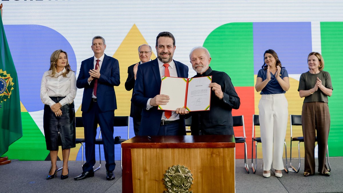 Ontem demos boas-vindas ao companheiro <a href="/GuilhermeBoulos/">Guilherme Boulos</a>, que assume a Secretaria-Geral da Presidência. Boulos chega ao governo com a missão de ampliar ainda mais o diálogo com os movimentos sociais. Tenho certeza de que ele continuará trabalhando pelos brasileiros e brasileiras