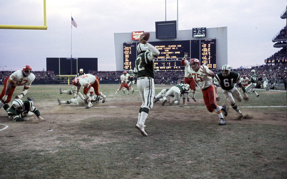 NFLHuddleUp's tweet image. Shea Stadium, Nov. 1969. 🏈

Joe Namath under pressure from the Chiefs’ Jerry Mays.

Two powers colliding in football’s final AFL/NFL pre-merger season.

#NFLHistory #Jets