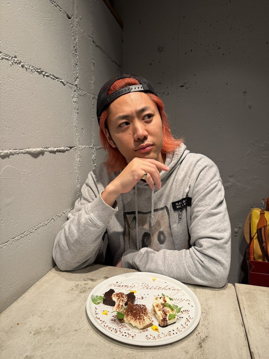 TO_TETSUYA's tweet image. 32歳になりました！！！
この1年は結構頑張ったのではないかと個人的に思ってますが、いかんせん無理が効かなくなってきました！オールきつい！

この1年はたくさん寝たいと思います！！！
ワーク！ライフ！バランス！！！

あとこのトラックなに！？！？笑
ありがとう！！！！！