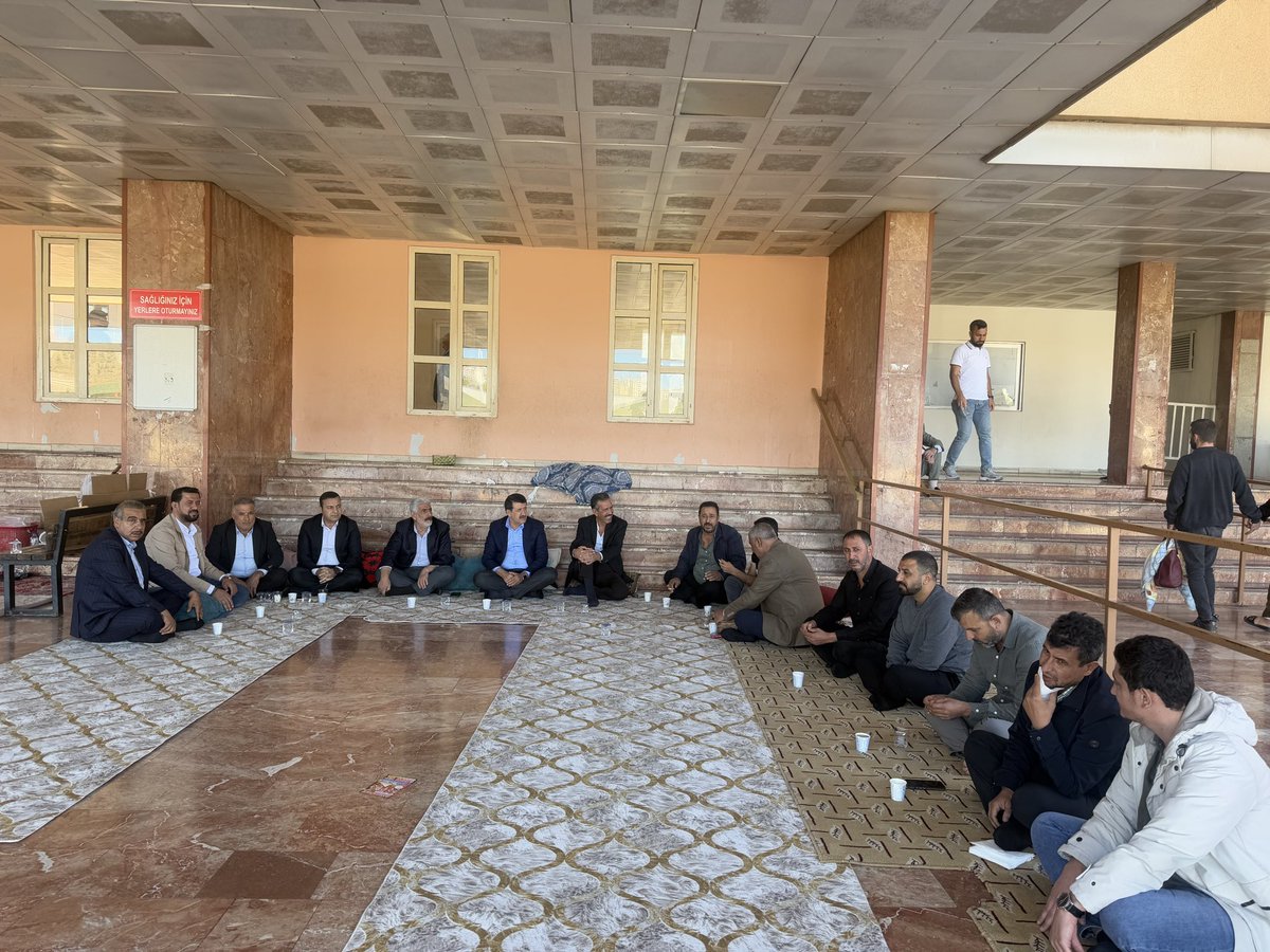 Meclis üyesi arkadaşlarımızla birlikte, yeğeni trafik kazası geçiren kıymetli kirvem Mehmet Demirkan’ı ve yakınlarını Şanlıurfa Mehmet Akif İnan Eğitim ve Araştırma Hastanesi’nde ziyaret ettik.
Zor bir sürecin içinden geçen aileye moral vermeye, dualarımızla yanlarında olmaya