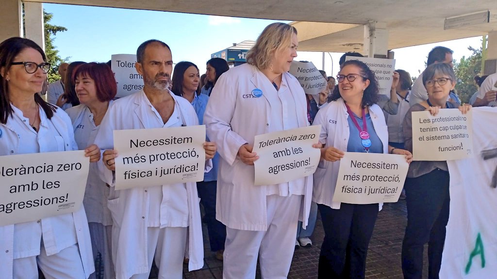 CanalTerrassa's tweet photo. 📍📢 | Concentració davant del @CSTerrassa de rebuig a les agressions patides per dos professionals de l'Hospital de #Terrassa

👉Us ho explicarem a l'Informatiu i https://t.co/KOgDRlccx9 https://t.co/OFKOJQqVPE