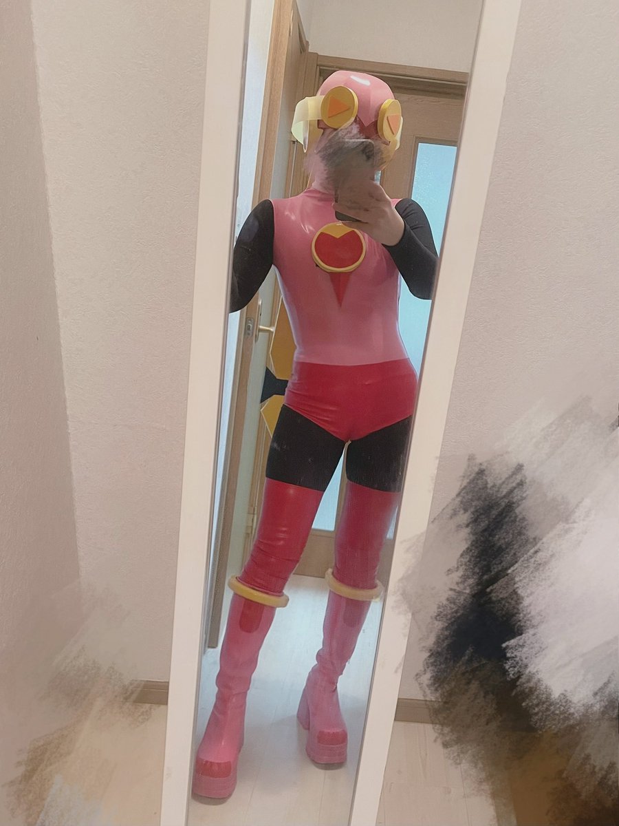 着脱が大変すぎるし、思ってた以上に生地が伸びないので動きにくい、、、😇
決まってる撮影が終わったらさっさと着替えます😂