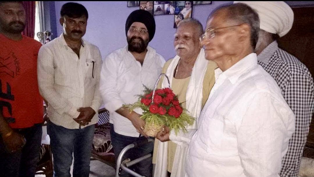 जमशेदपुर पूर्वी के पूर्व विधायक, सादगी और ईमानदारी के प्रतीक, कर्मठ एवं समर्पित जनसेवक पूजनीय स्वर्गीय दीनानाथ पांडे जी की जयंती पर सादर नमन।

आपका जनहित के प्रति समर्पण, समाजसेवा और संघर्षपूर्ण जीवन हम सभी के लिए प्रेरणास्रोत है।

आपका योगदान सदैव अमिट रहेगा, आपकी स्मृतियाँ हमें