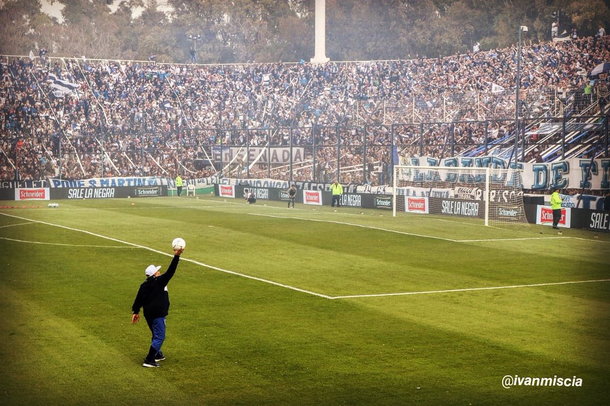 #GELP ⚪️🔵 | Gimnasia. La Gente. El Diego. El Bosque.

Gracias, Diego, por elegir a Gimnasia.
El Lobo siempre va a ser tu casa 💙