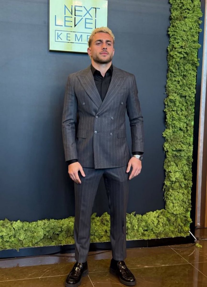 tam karadenizli müteahhit kombini yapmış ama bu da yakışmış ya