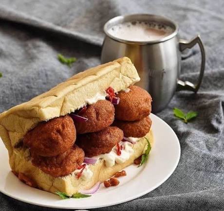 Which  these wins The Crown Of Street Food,

Noodles🍜        OR          Bread+Akara?🤔