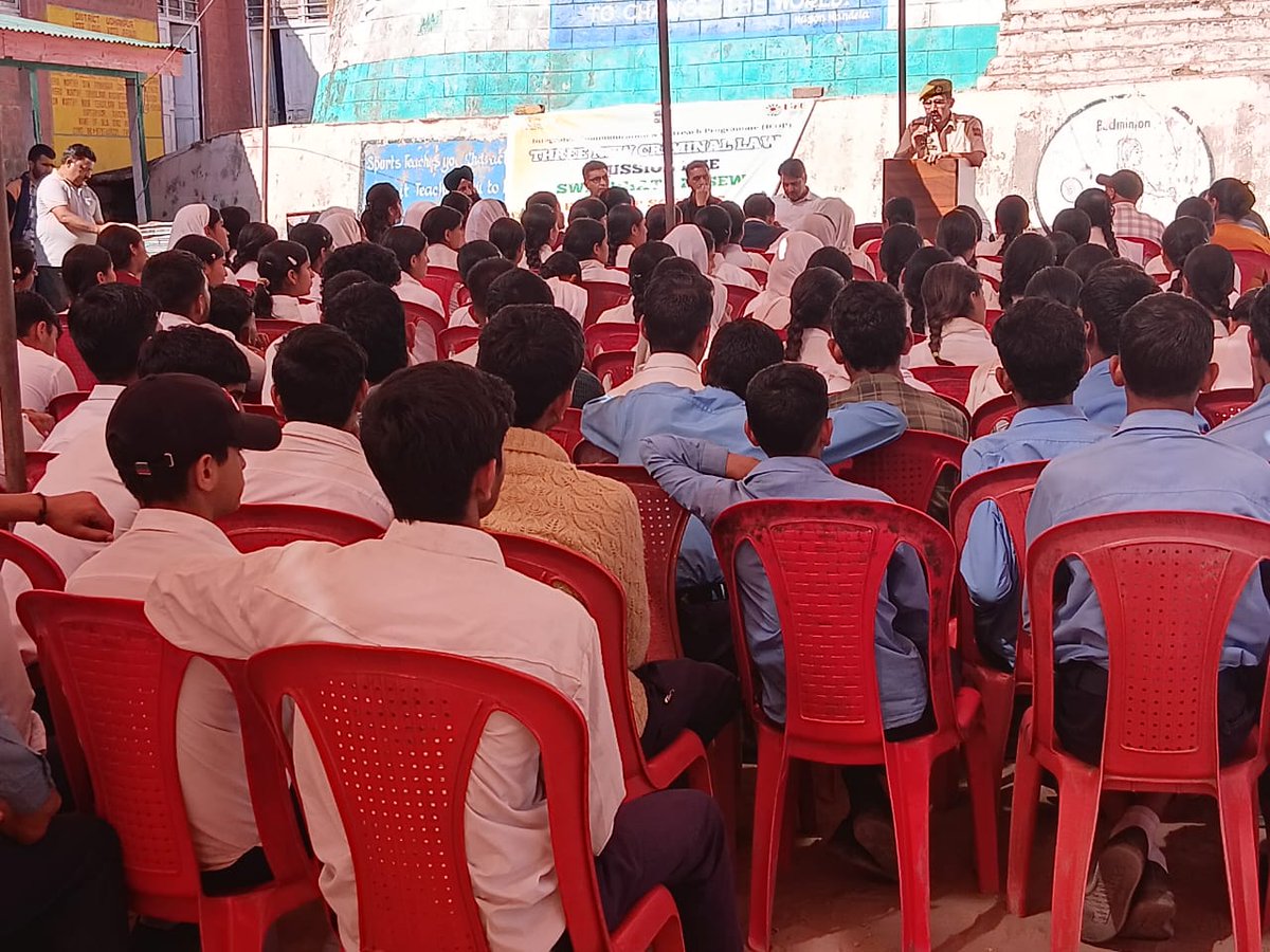 UdhampurPolice's tweet photo. #RunForUnity #EktaDiwas #SardarPatel150 #IronManOfIndia #UnityInDiversity #PoliceForPeace #TogetherWeRun
*Lecture on National Integration and New Criminal Laws Highlighting Sardar Vallabhbhai Patel’s Vision Held at GHSS Basantgarh @ZPHQJammu
@EktaDiwasBharat @UHqrs
@JmuKmrPolice https://t.co/sKqEEebGll