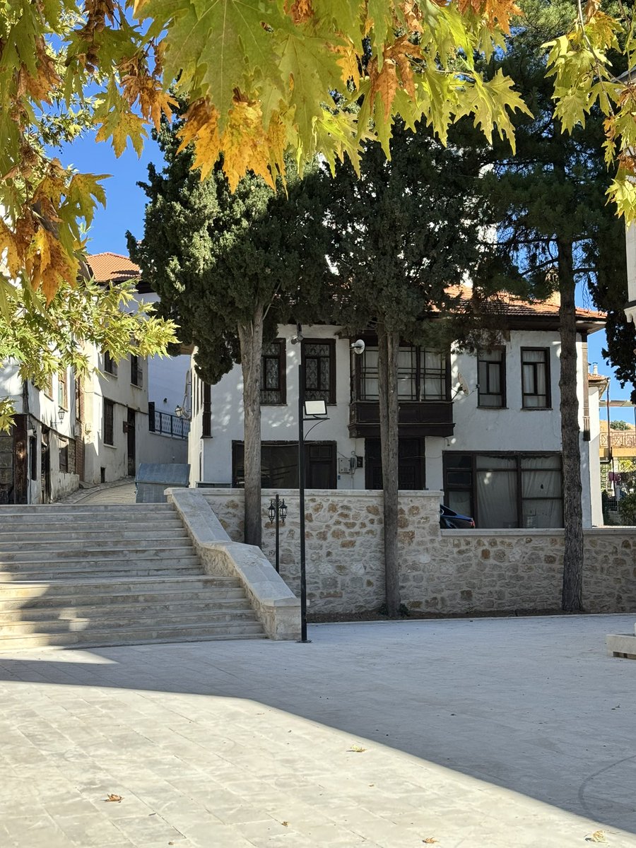 Hayat, sonbahardaki çıtırdayan yapraklardan sonra yeniden başlar.