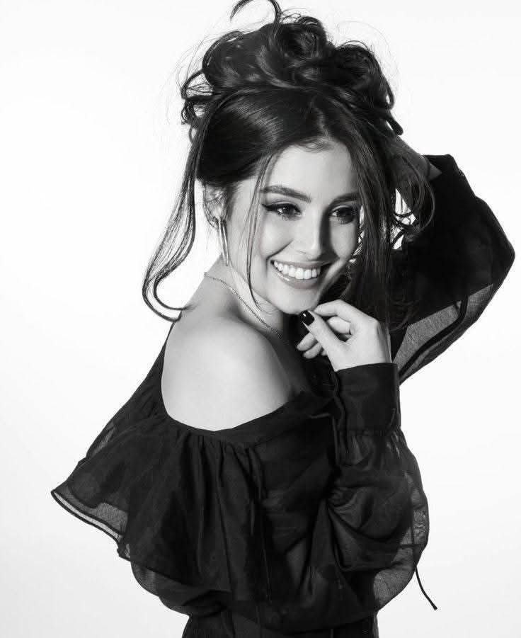 بين الحنين وصمت المساء،
اهيم شوقا  اليك بلاانتهاء

يمر طيفك في خاطري
كعطر يسافر في الهواء

اشتاق همسك في السكون
ونظرة تبدد كل الظنون

كانك الحلم الذي لايغيب
وكأنني في حبك سجين

ان كان شوقي لايقال
فهو دمعي ان غاب الوصال

وفي نبضي اسمك لاينام
وفي قلبي لك الف مقام
#𝐑𝔬𝔰𝖾𝕚𝕥𝐚