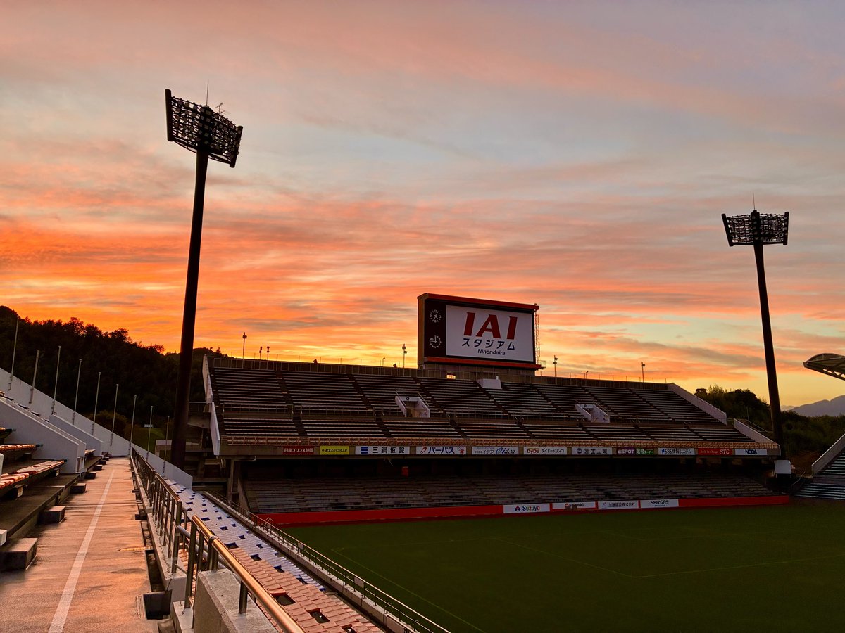 🎵夕日に照らされた富士の山
熱を包み込む駿河の海🎵

夕暮れが美しい季節が到来☀️

清水エスパルス2025シーズンソングの歌詞にある景色が #アイスタ に広がります🌊🗻

西サイド側の空はオレンジの夕陽に空が染まる🧡

#ONEFAMILY2025 #spulse 
#mtfuji