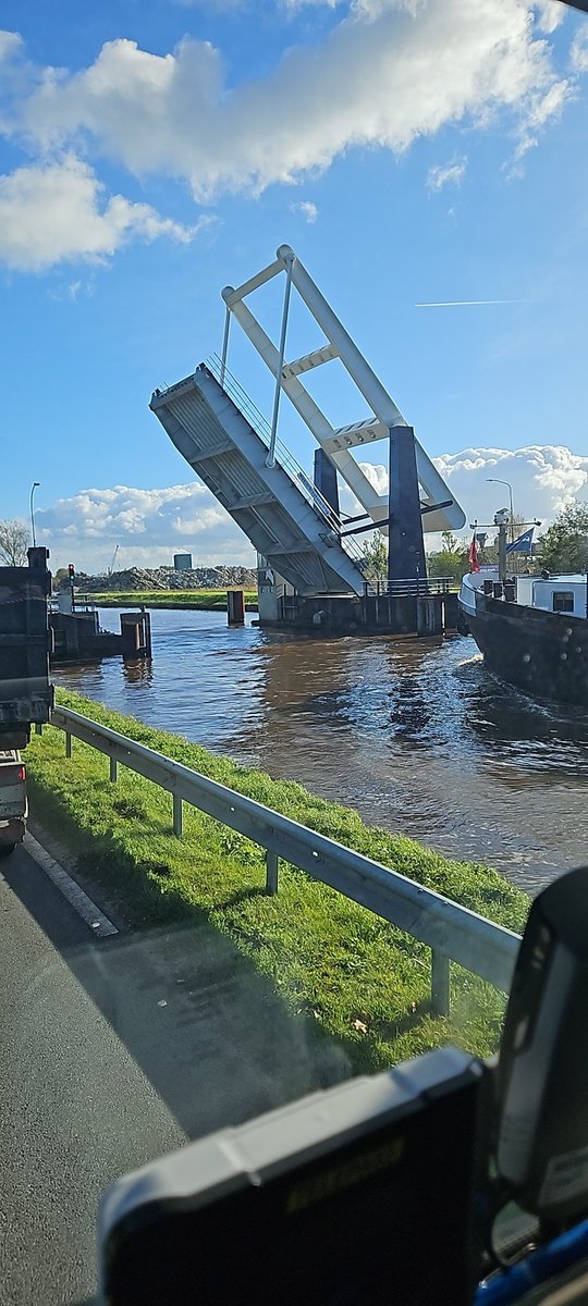 cocafan32's tweet photo. @frankraapy @tonnieontour 
Nog maar eens 1 brug voor jullie heren.
#teambeweegbarebrug https://t.co/a6ziRqmLsS