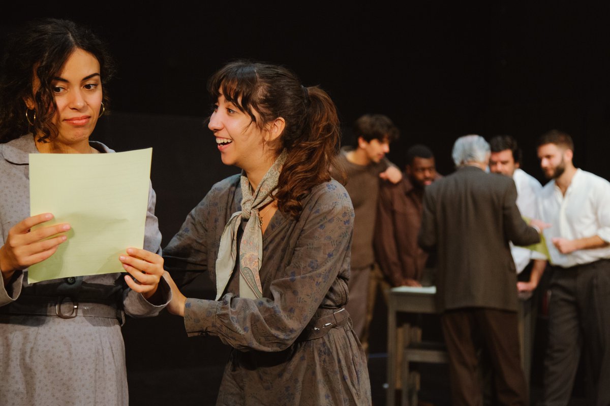 Manuela Velasco es Josefina en #HistoriaDeUnaMaestra. La actriz encarna a la autora de la novela homónima, que cuenta la historia de su madre a través de las vivencias del personaje ficticio de Gabriela, interpretado por Julia Rubio.

🗓️21 NOV - 11 ENE 
📸Geraldine Leloutre
